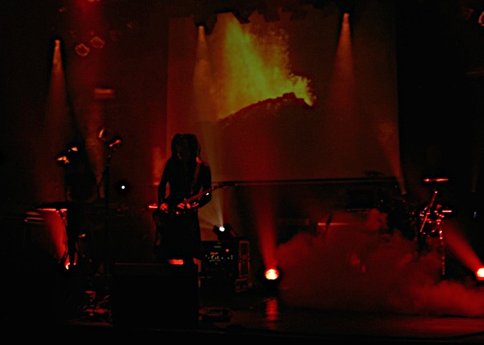 Contrast band in red lighting